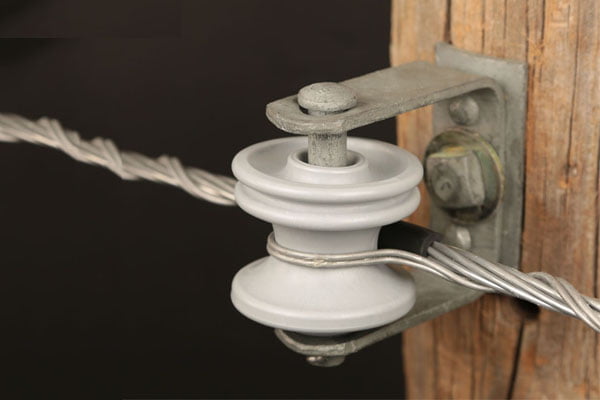 Lắp đặt khung đỡ 1 sứ uclevis