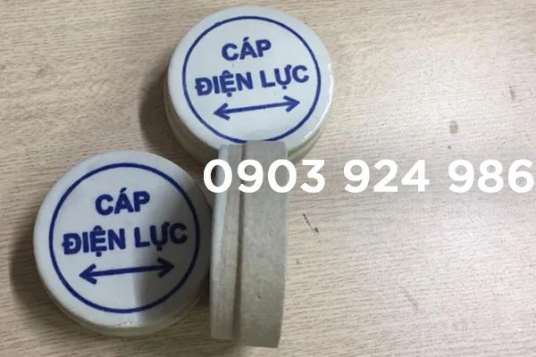 Mốc sứ cảnh báo cáp ngầm mũi tên thẳng
