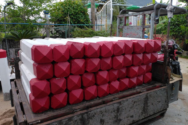 Cọc tiêu giao thông bê tông